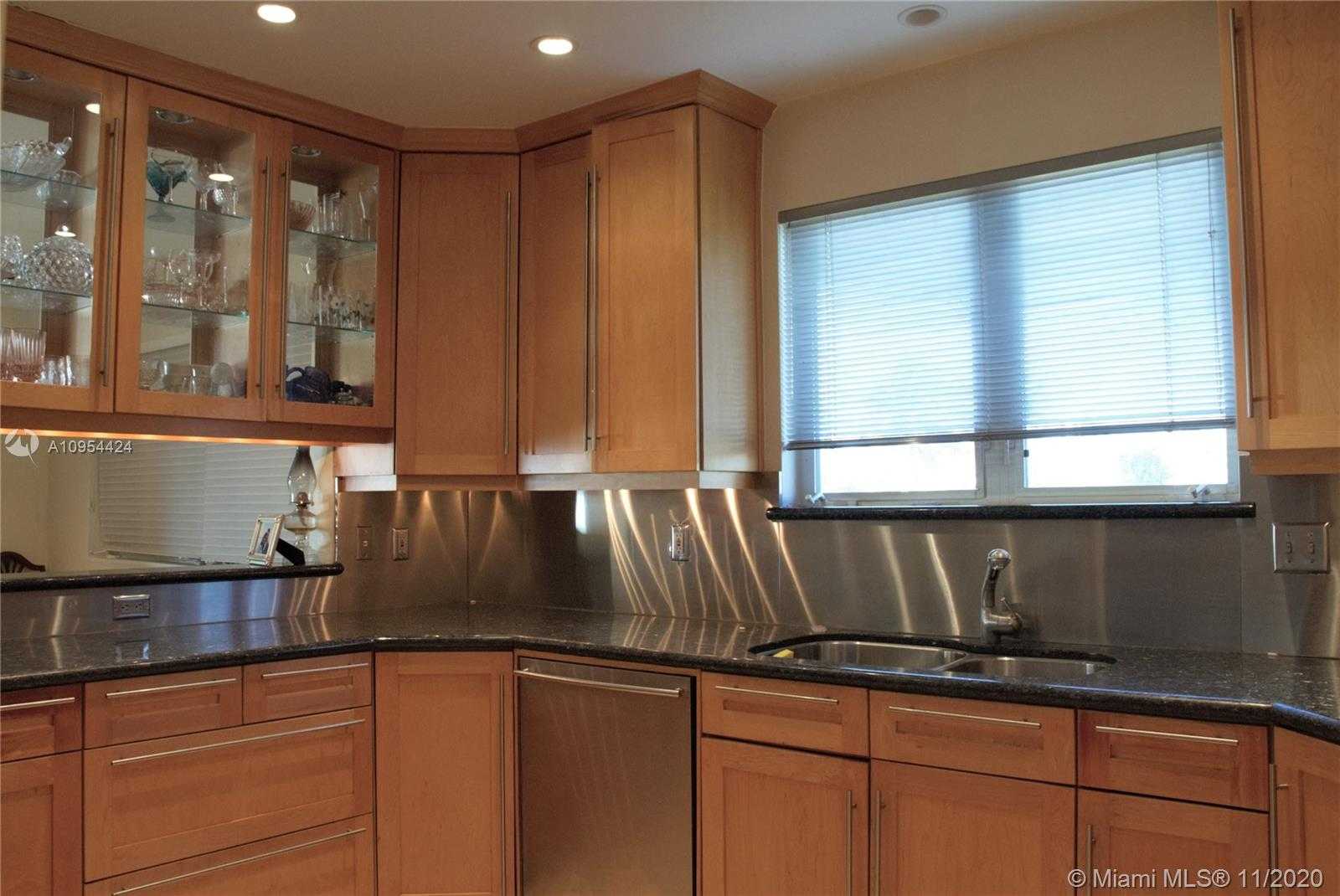 Small Image of 7516 WEST TREASURE DR, North Bay Village Number 16