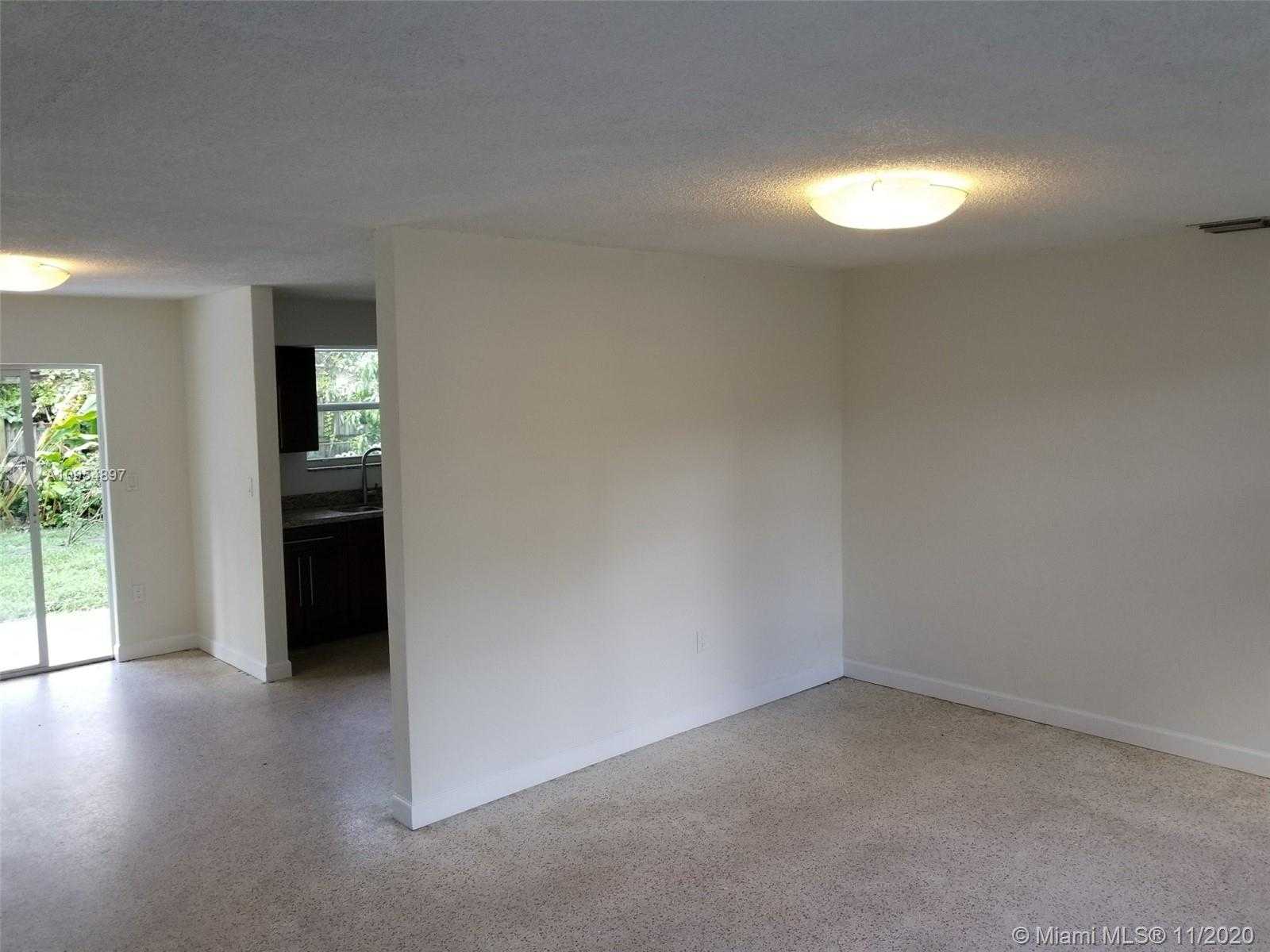 Small Image of 470 NORTH EAST 161ST ST, Miami Number 4