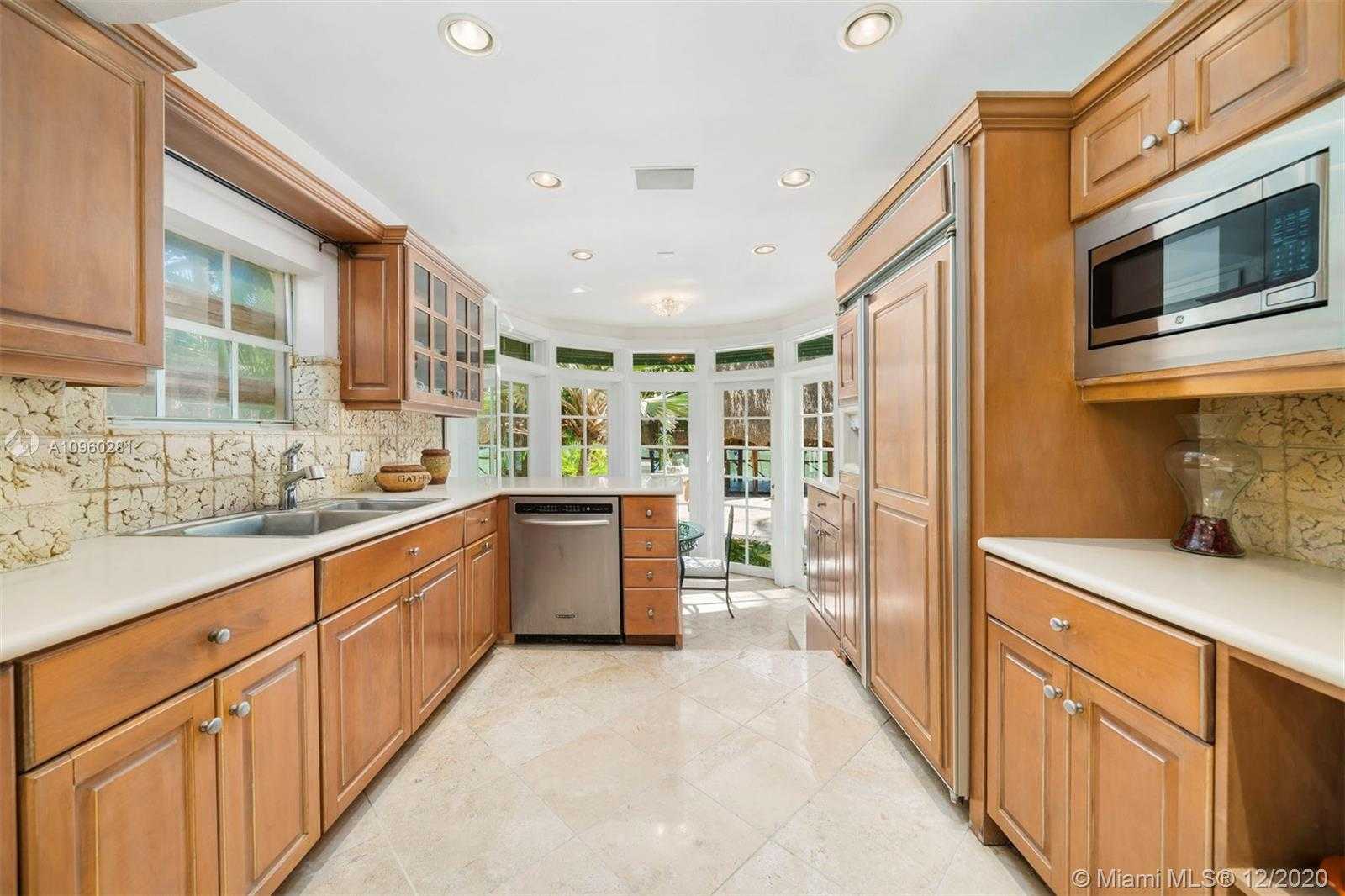 Small Image of 6145 PINE TREE DR, Miami Beach Number 10