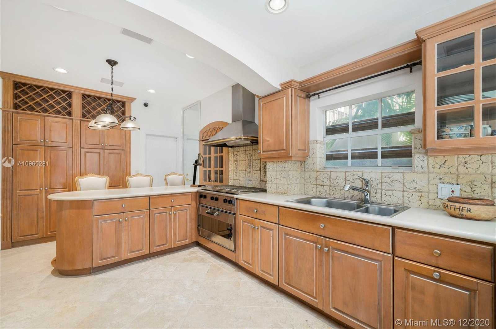 Small Image of 6145 PINE TREE DR, Miami Beach Number 11