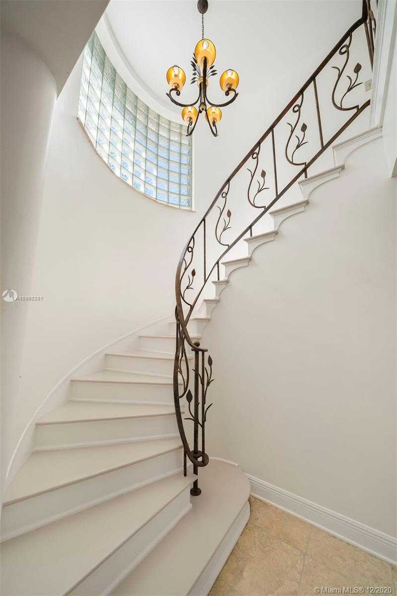 Small Image of 6145 PINE TREE DR, Miami Beach Number 13