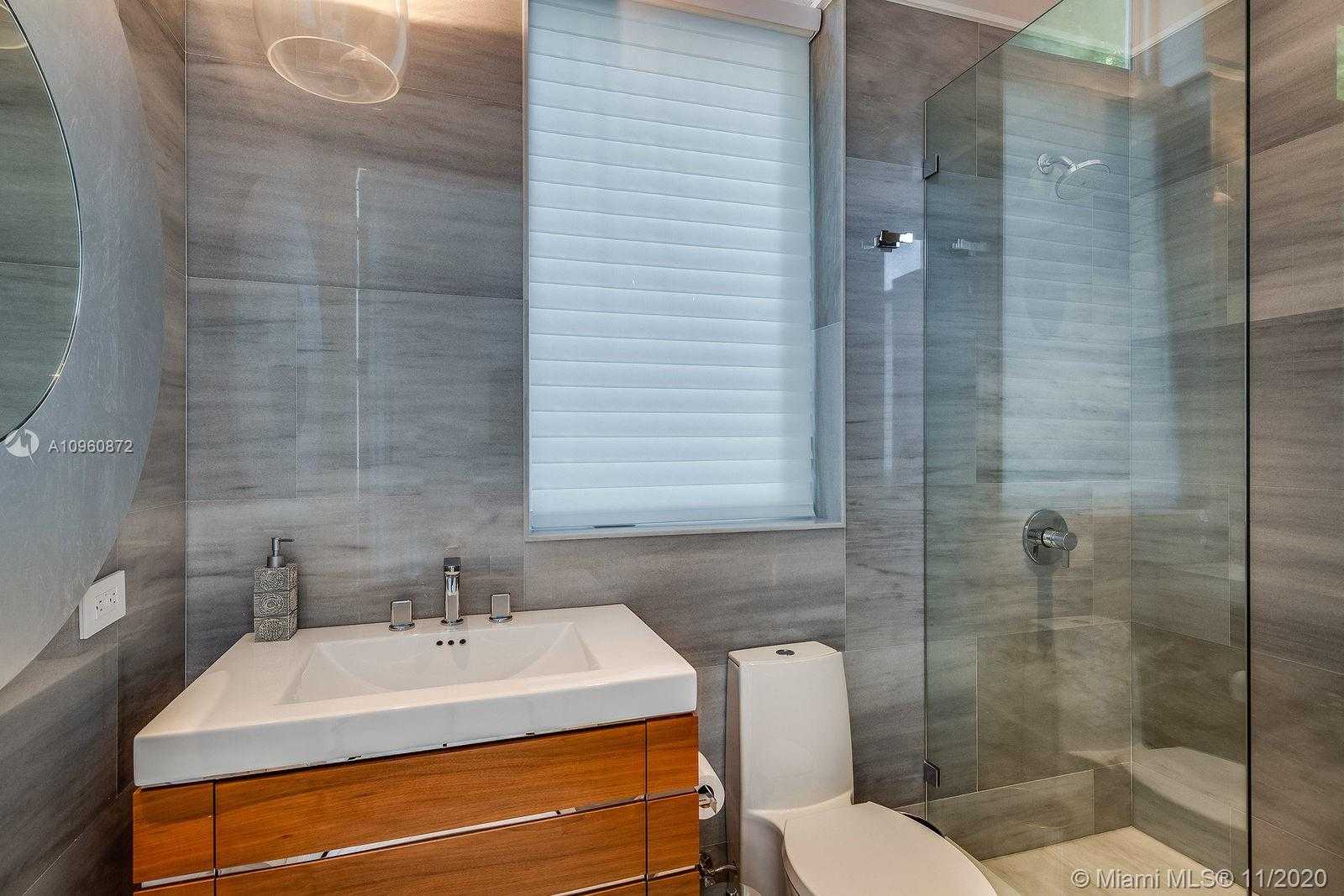 Small Image of 6875 SUNRISE DR, Coral Gables Number 24