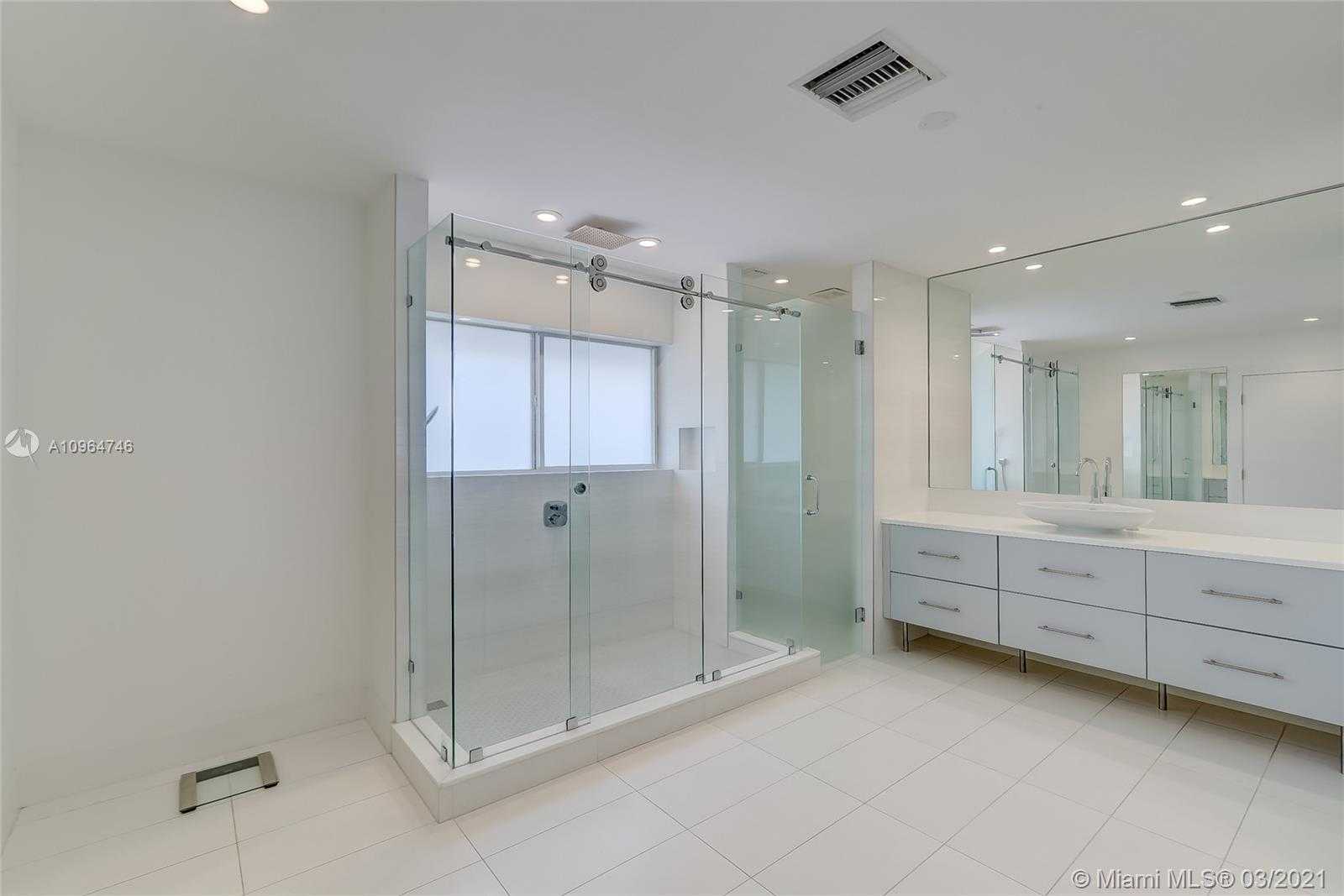 Small Image of 418 HOLIDAY DR, Hallandale Beach Number 15