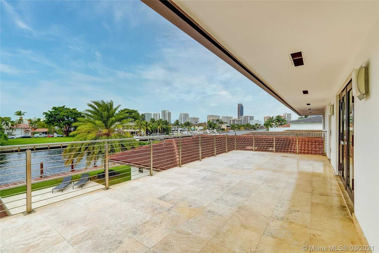 Small Image of 418 HOLIDAY DR, Hallandale Beach Number 18