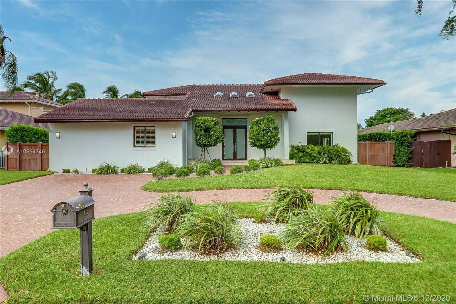 Small Image of 418 HOLIDAY DR, Hallandale Beach Number 2