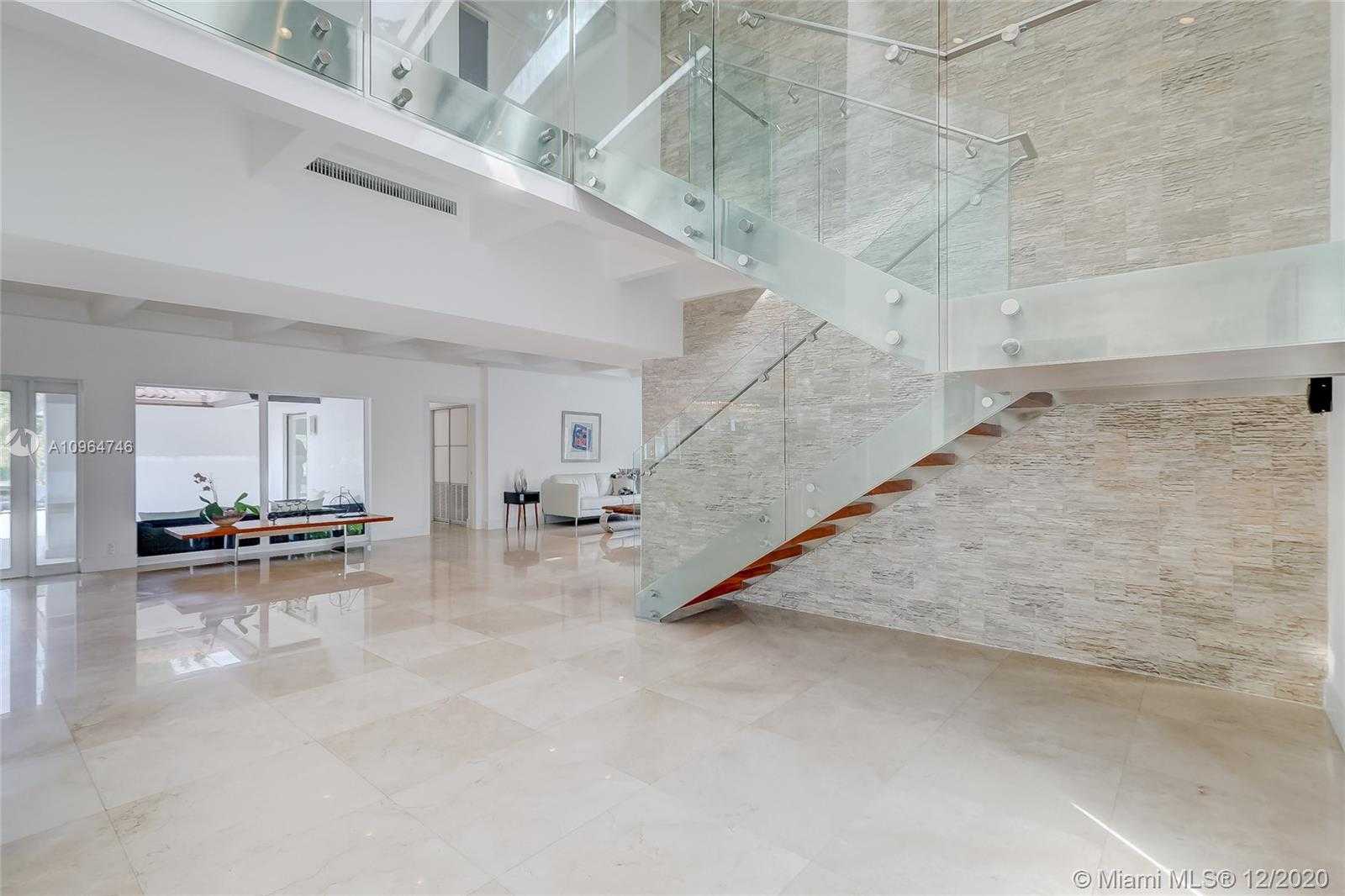 Small Image of 418 HOLIDAY DR, Hallandale Beach Number 5