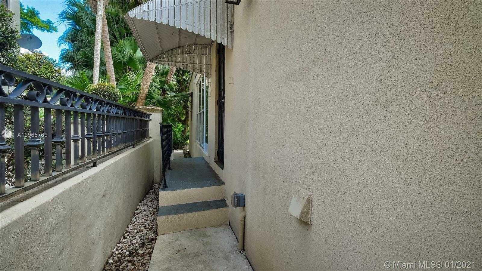 Small Image of 2523 ALHAMBRA CIR, Coral Gables Number 35