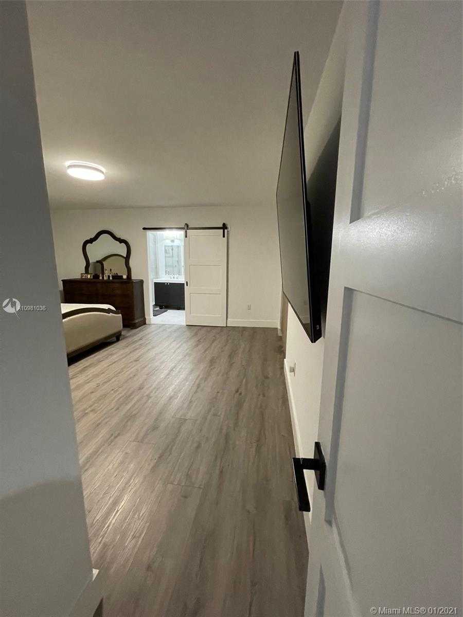 Small Image of 424 NORTH WEST 136TH PL, Unincorporated Dade County Number 43