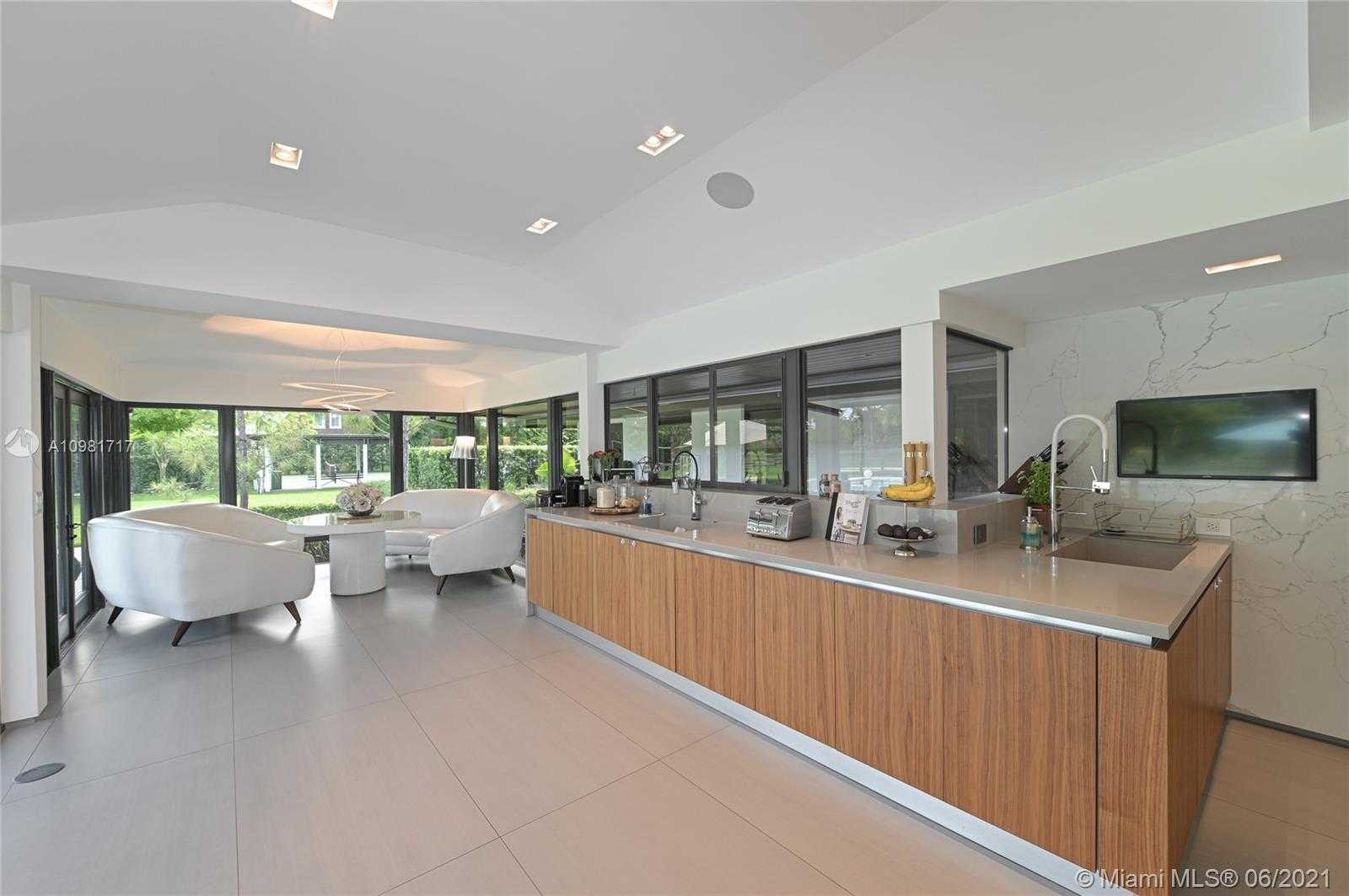 Small Image of 16111 ABERDEEN WAY, Miami Lakes Number 14