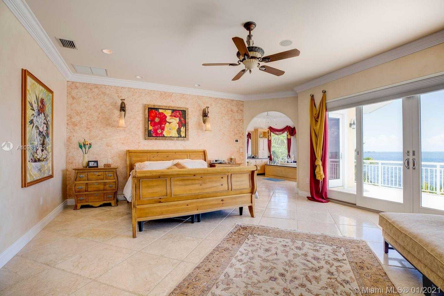 Small Image of 550 OCEAN CAY DR, Other City - In The State Of Florida Number 25