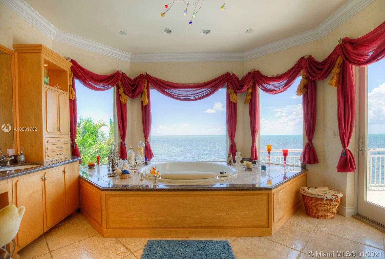 Small Image of 550 OCEAN CAY DR, Other City - In The State Of Florida Number 27