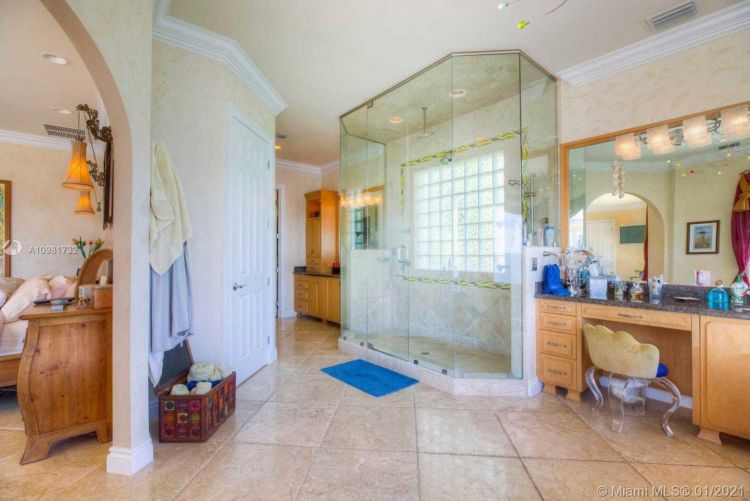 Small Image of 550 OCEAN CAY DR, Other City - In The State Of Florida Number 31