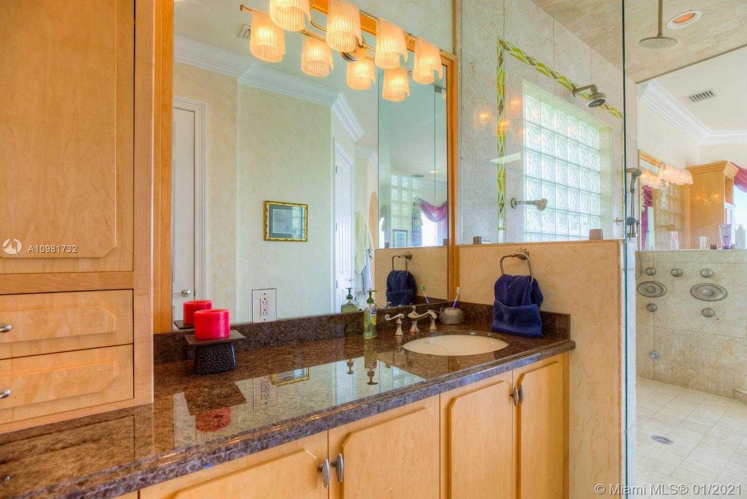 Small Image of 550 OCEAN CAY DR, Other City - In The State Of Florida Number 32