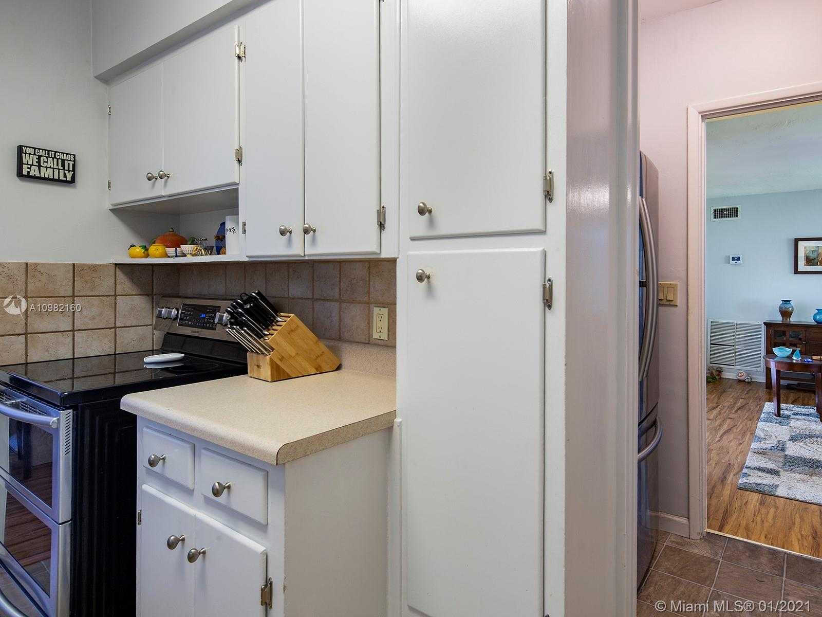 Small Image of 10658 NORTH EAST 11TH AVE, Miami Shores Number 19