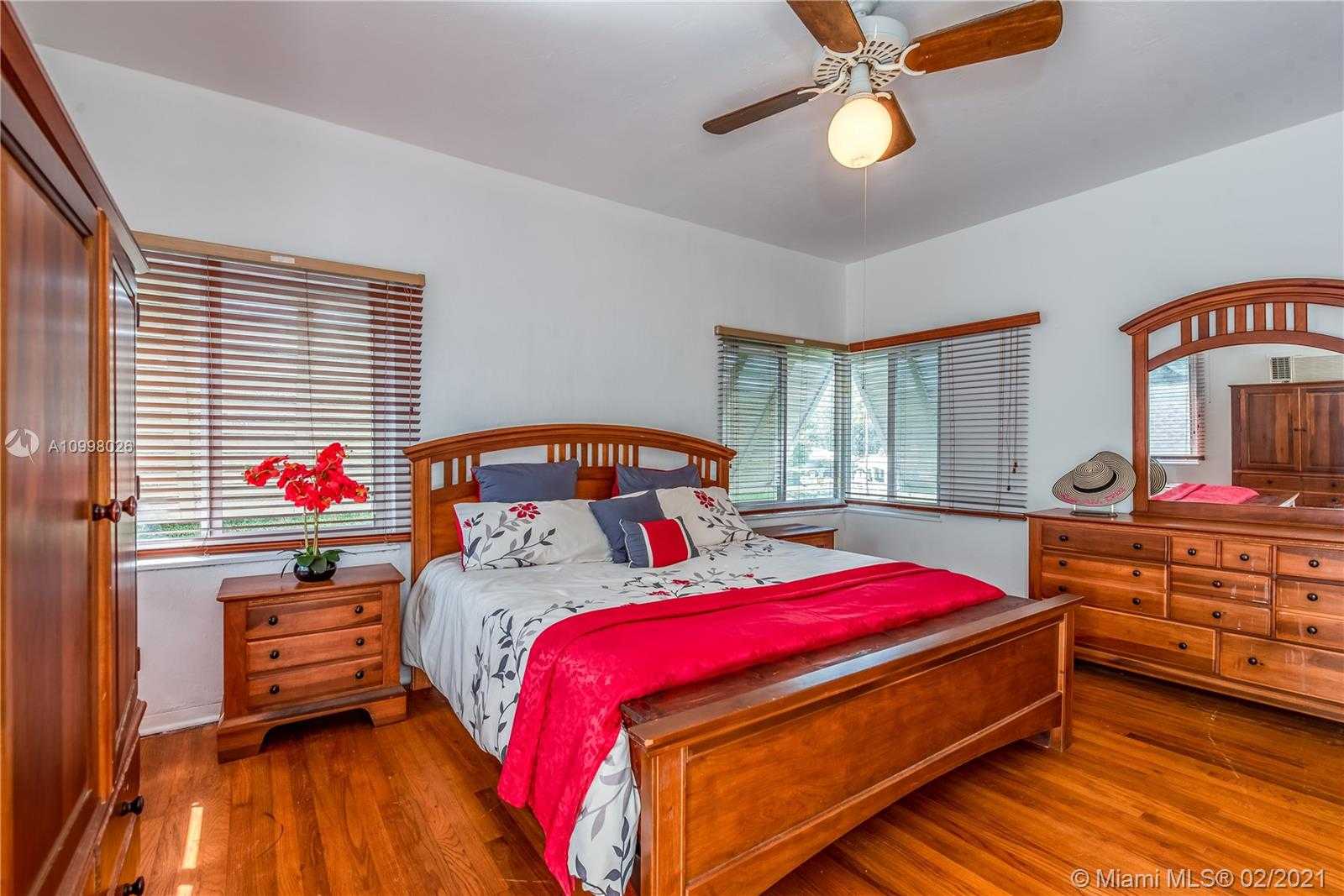 Small Image of 8965 NORTH EAST 10TH AVE, Miami Number 15