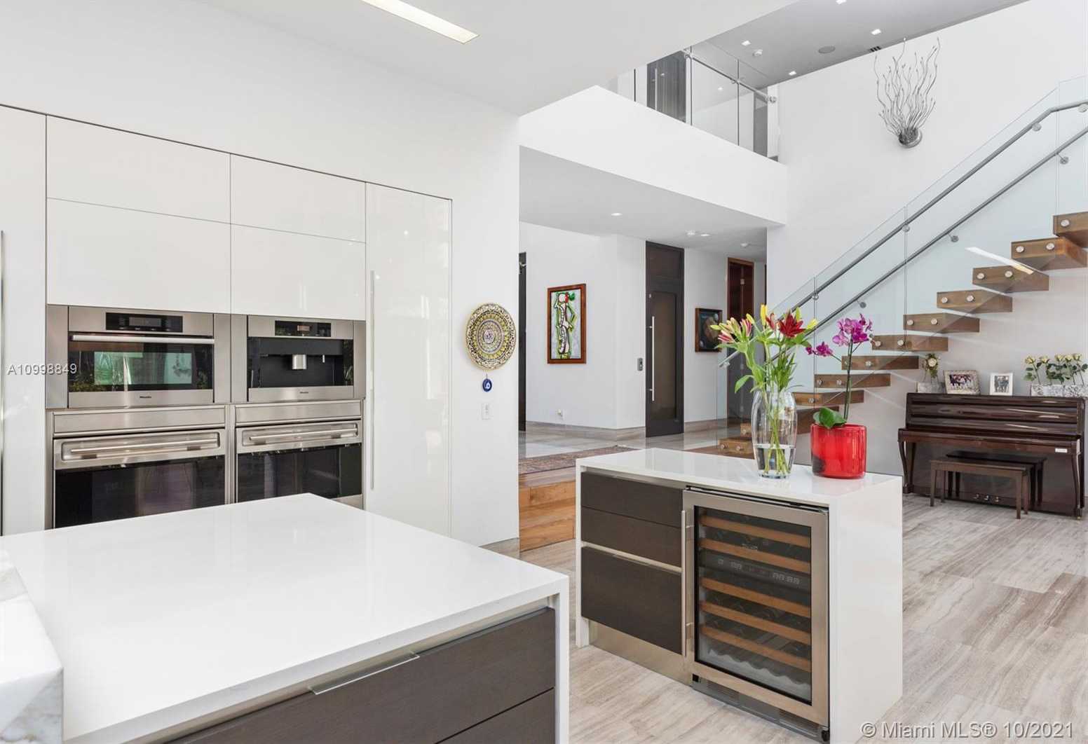 Small Image of 219 HOLIDAY DR, Hallandale Beach Number 13