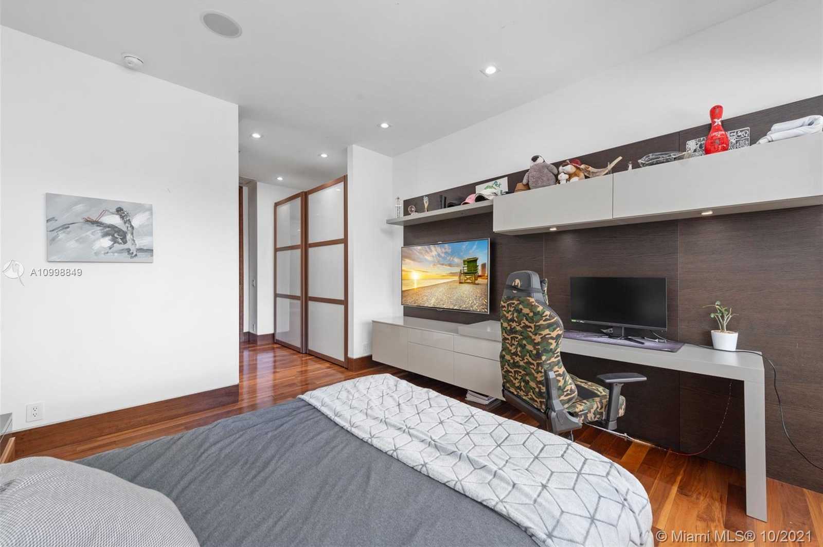 Small Image of 219 HOLIDAY DR, Hallandale Beach Number 35