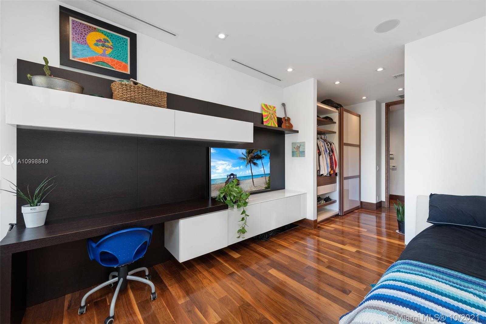 Small Image of 219 HOLIDAY DR, Hallandale Beach Number 40