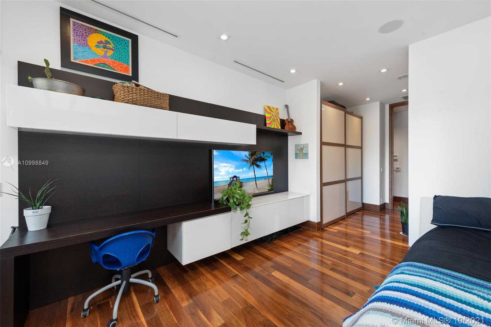 Small Image of 219 HOLIDAY DR, Hallandale Beach Number 41