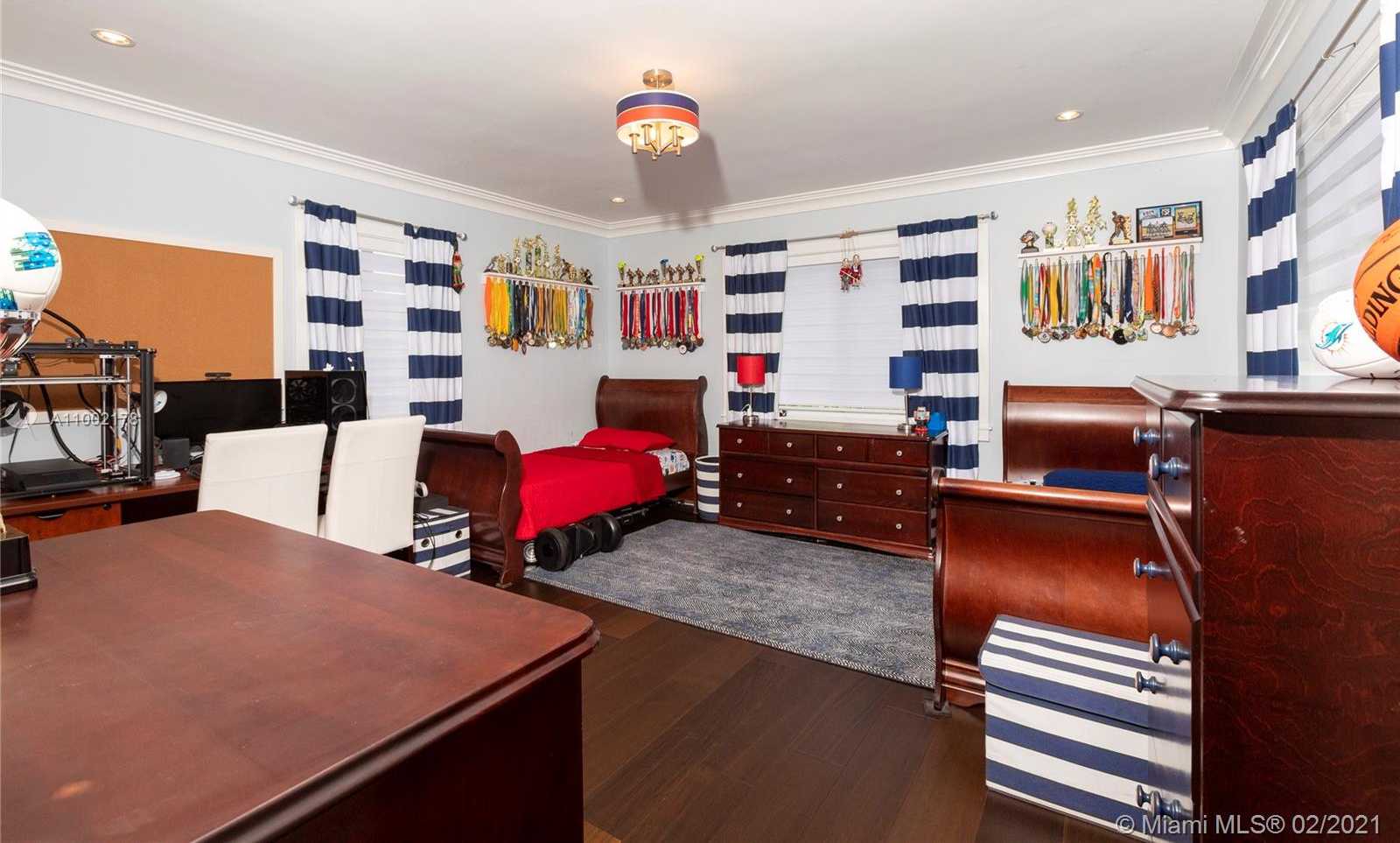 Small Image of 3267 RIVIERA DR, Coral Gables Number 11