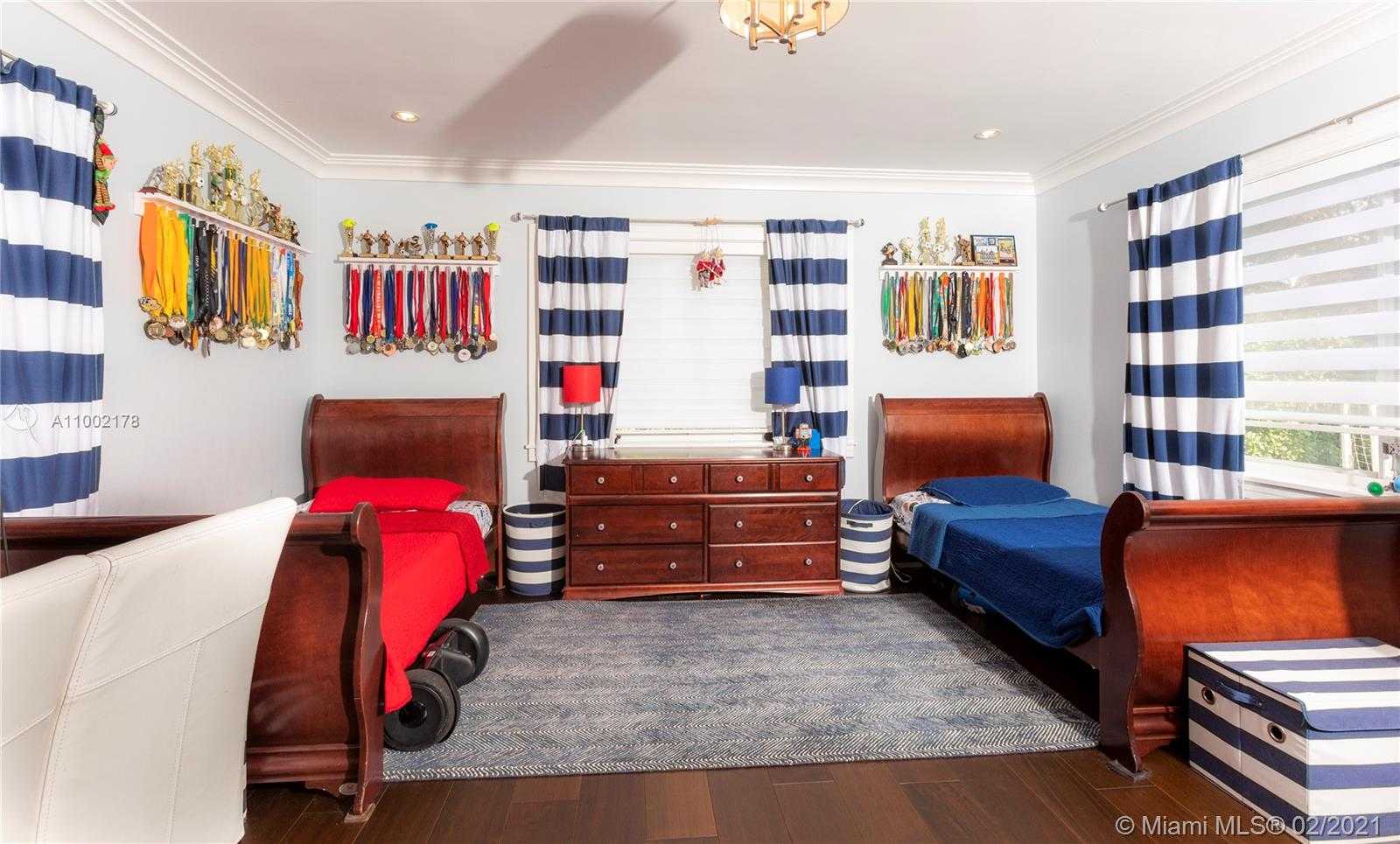 Small Image of 3267 RIVIERA DR, Coral Gables Number 12