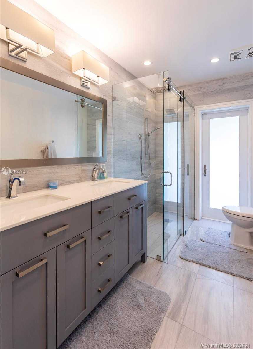 Small Image of 3267 RIVIERA DR, Coral Gables Number 13