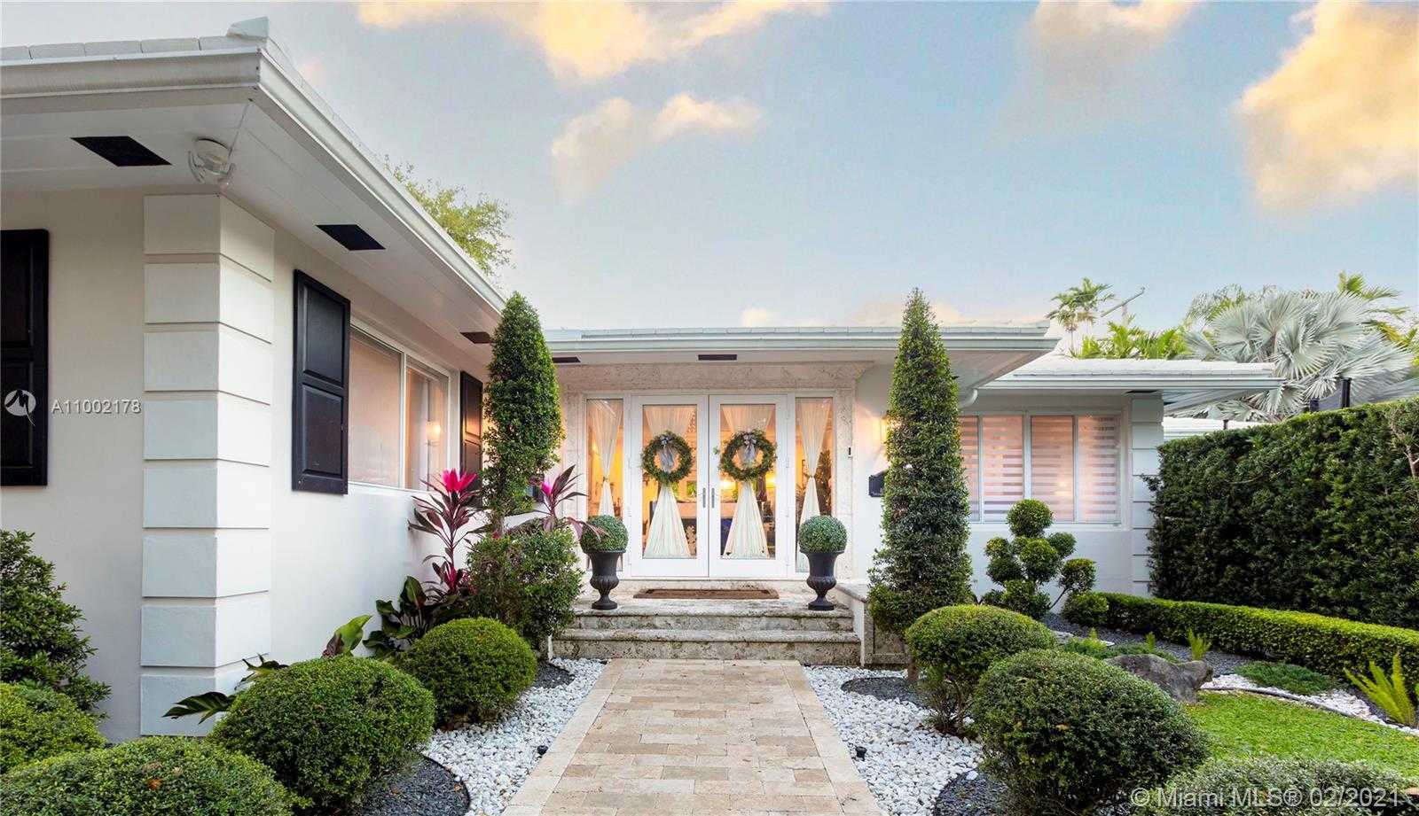 Small Image of 3267 RIVIERA DR, Coral Gables Number 2
