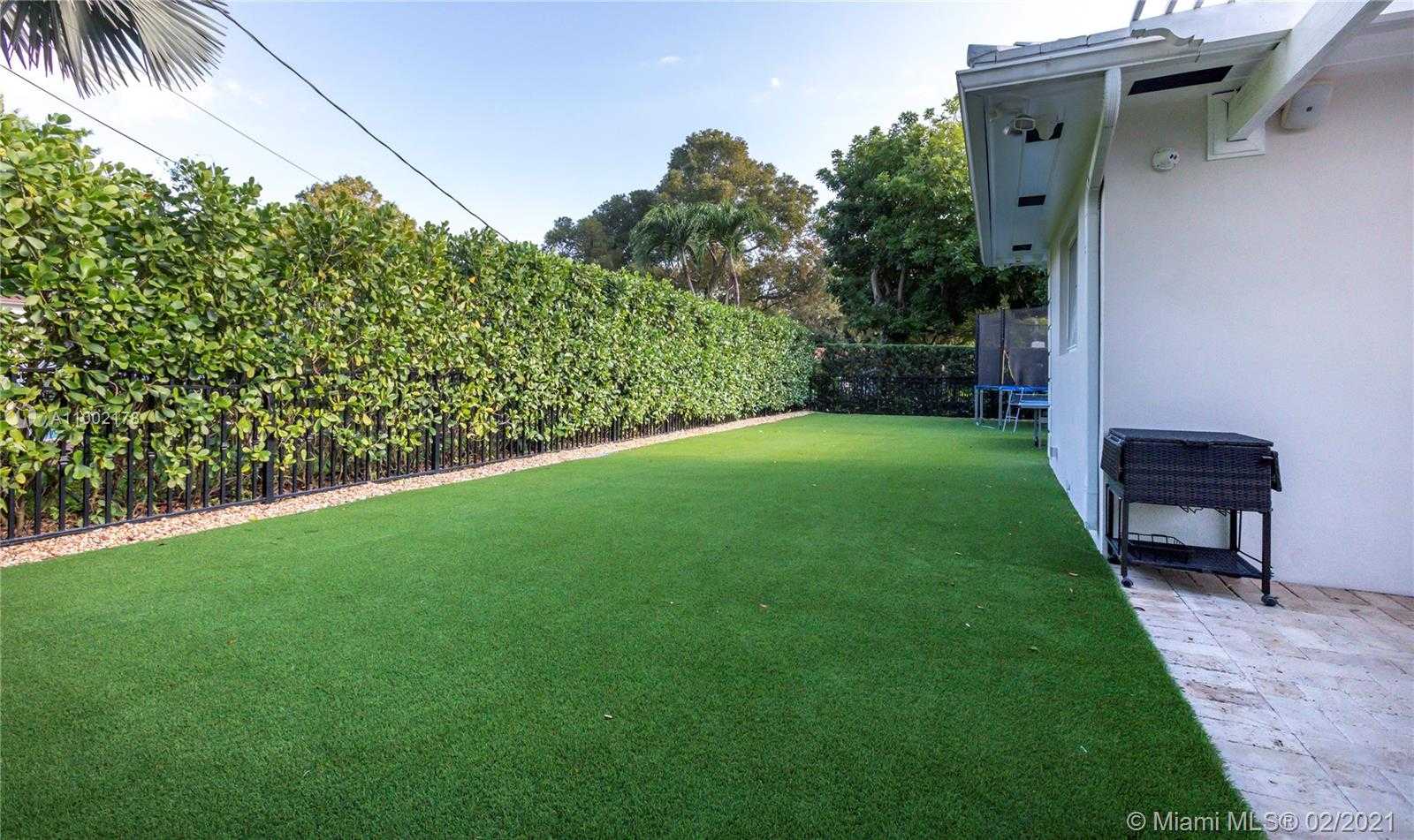 Small Image of 3267 RIVIERA DR, Coral Gables Number 21