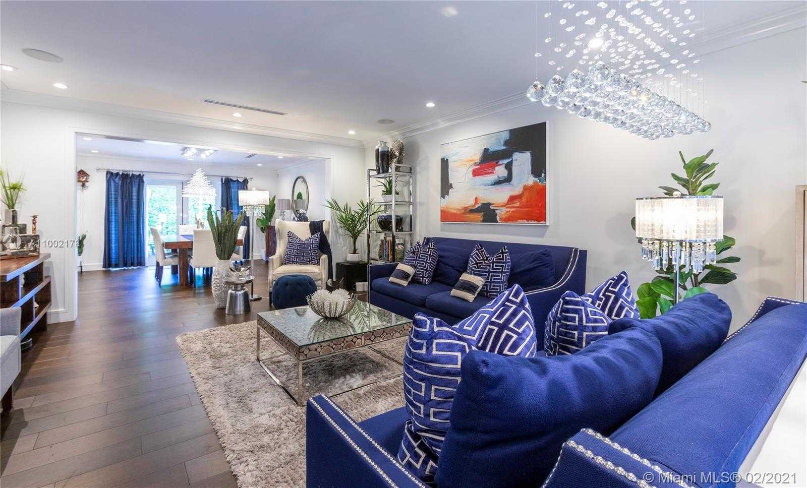 Small Image of 3267 RIVIERA DR, Coral Gables Number 3
