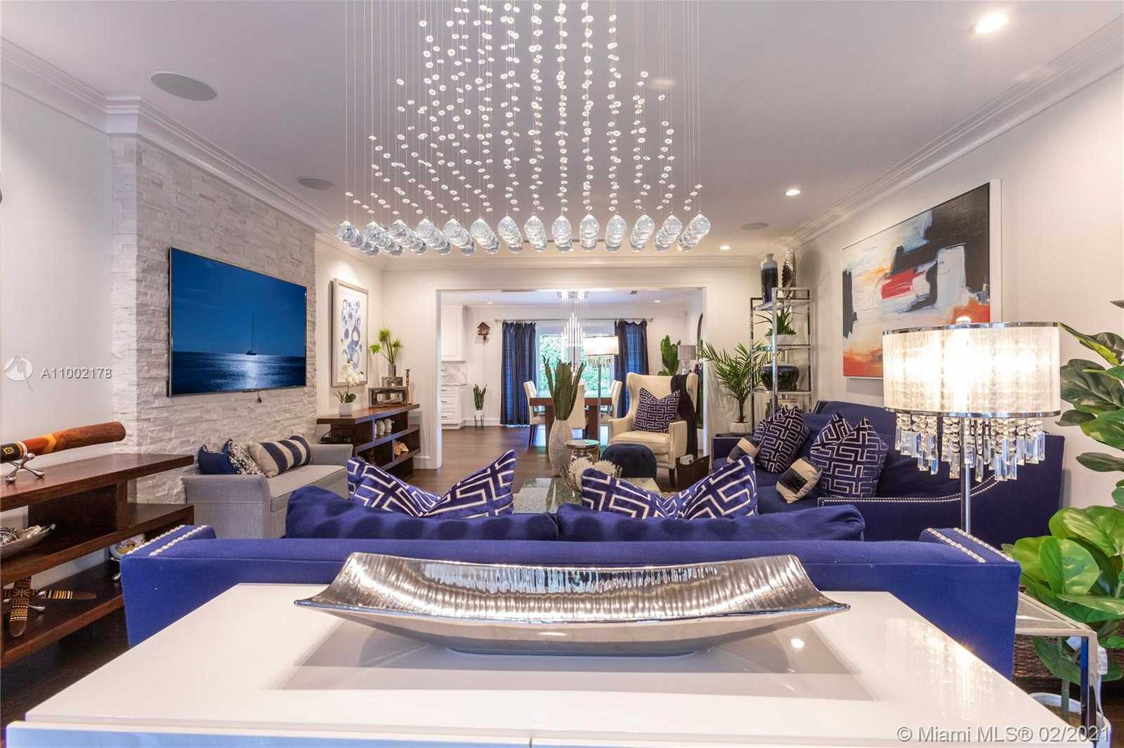 Small Image of 3267 RIVIERA DR, Coral Gables Number 4