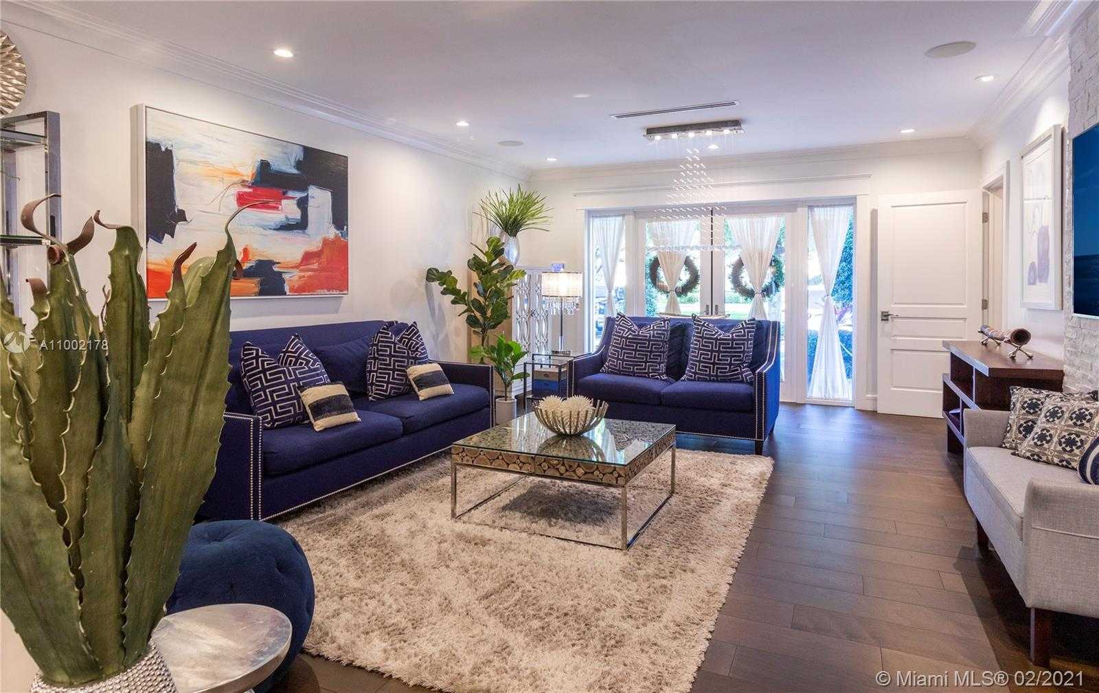 Small Image of 3267 RIVIERA DR, Coral Gables Number 5