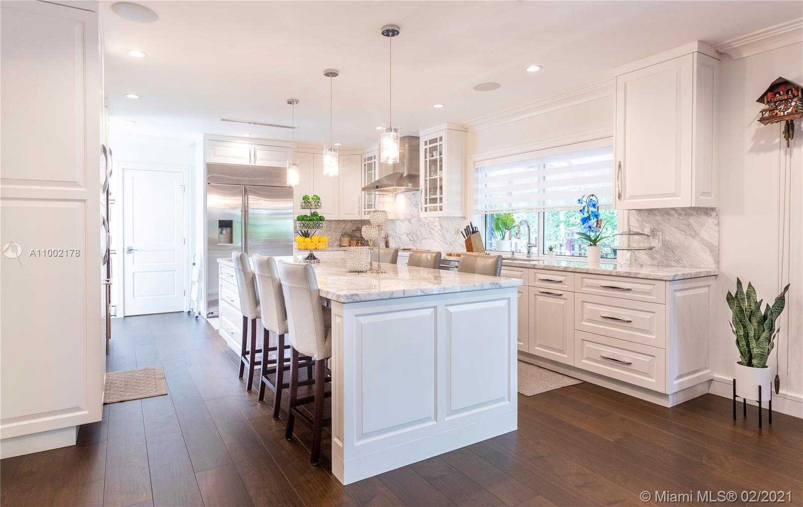Small Image of 3267 RIVIERA DR, Coral Gables Number 6
