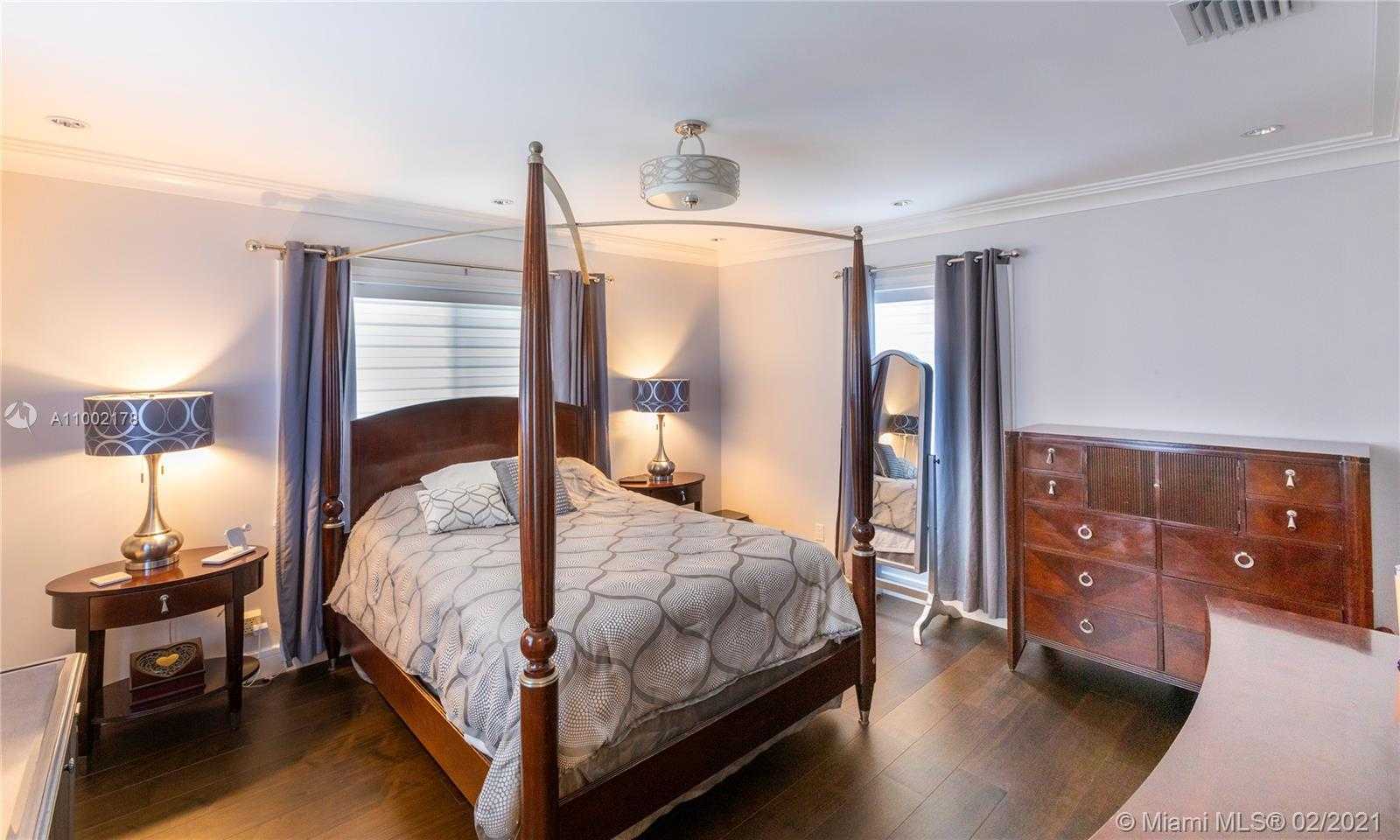 Small Image of 3267 RIVIERA DR, Coral Gables Number 9