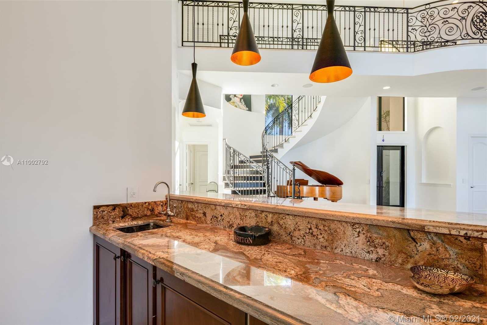Small Image of 318 HOLIDAY DR, Hallandale Beach Number 13