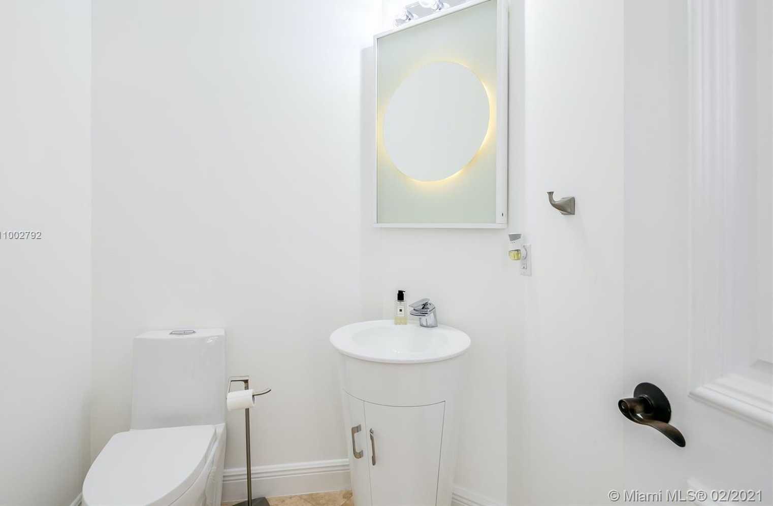 Small Image of 318 HOLIDAY DR, Hallandale Beach Number 14