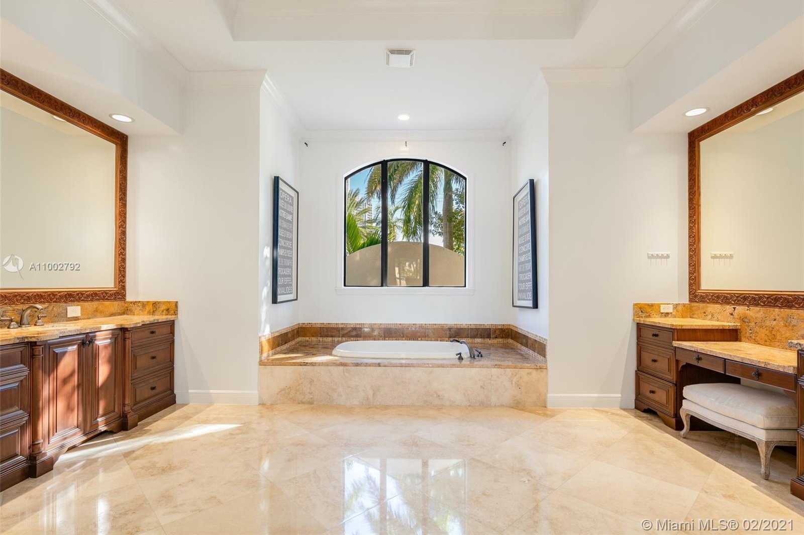 Small Image of 318 HOLIDAY DR, Hallandale Beach Number 17