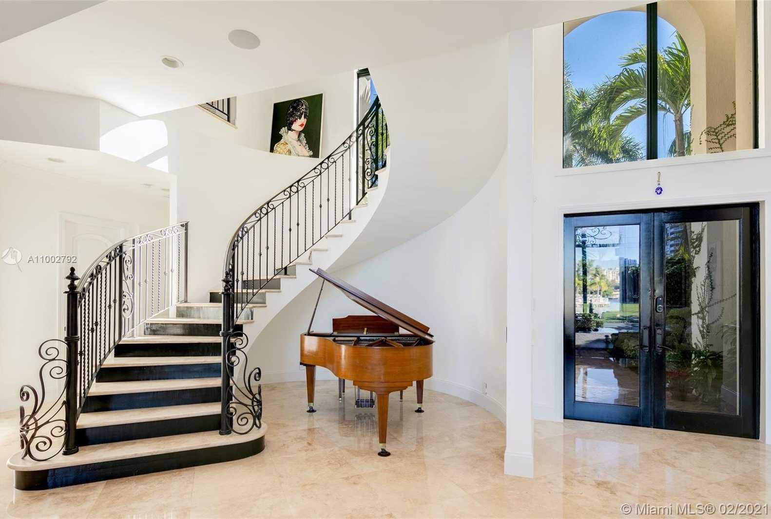 Small Image of 318 HOLIDAY DR, Hallandale Beach Number 3