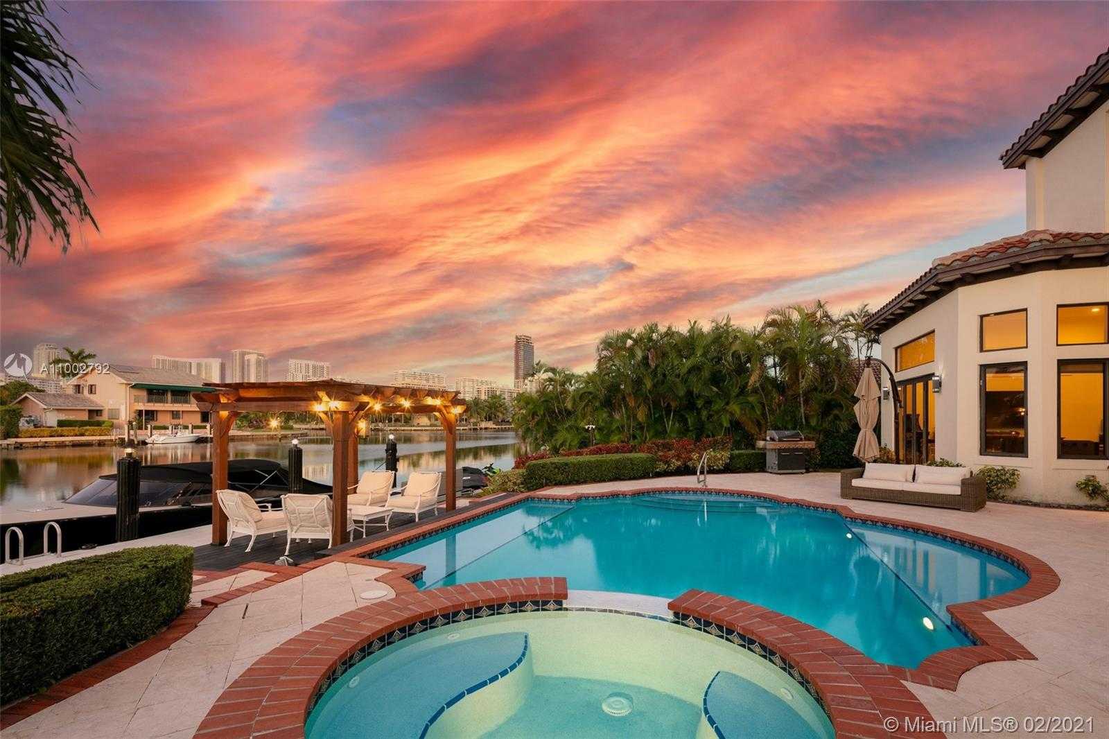 Small Image of 318 HOLIDAY DR, Hallandale Beach Number 35