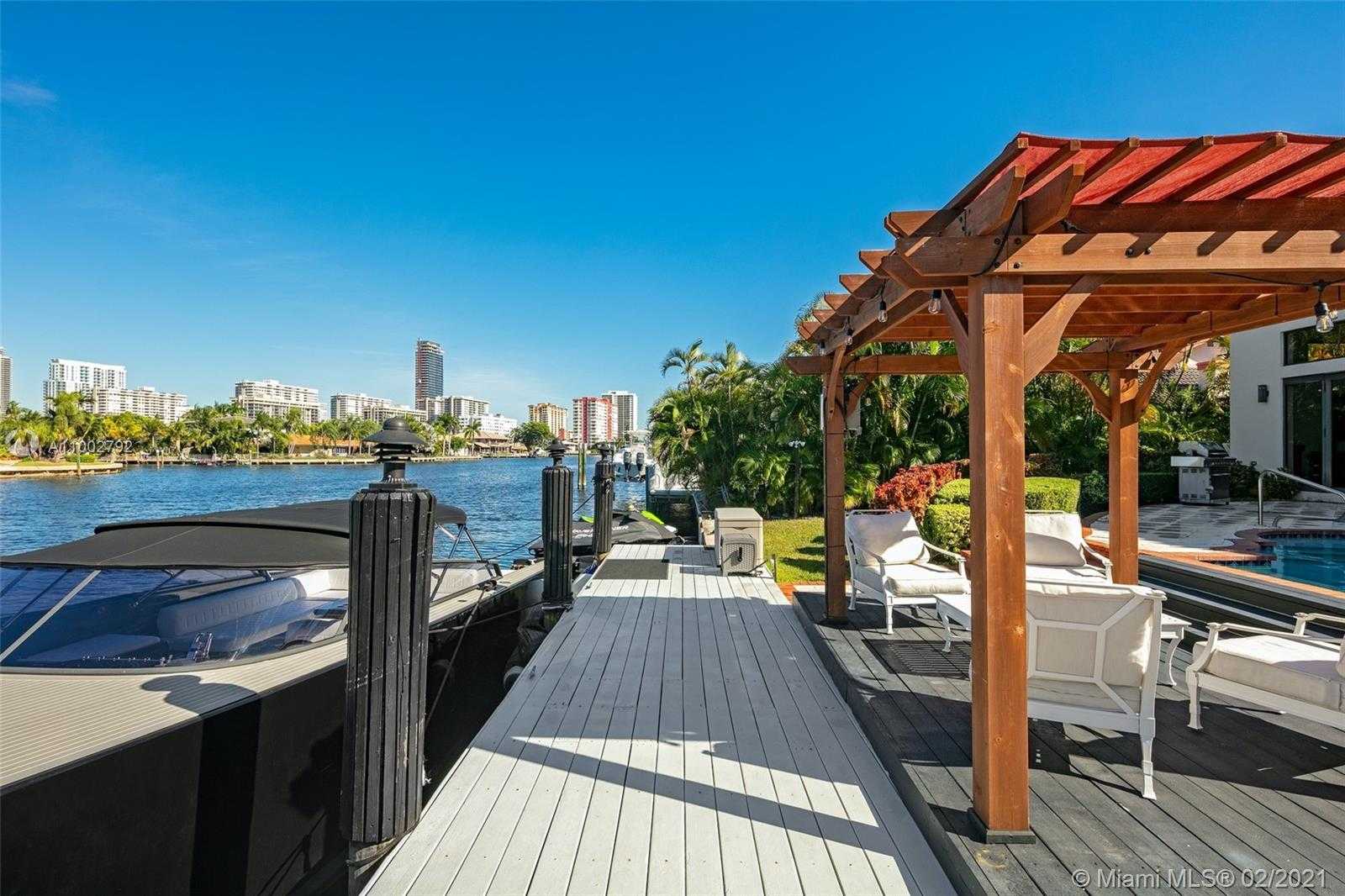 Small Image of 318 HOLIDAY DR, Hallandale Beach Number 38