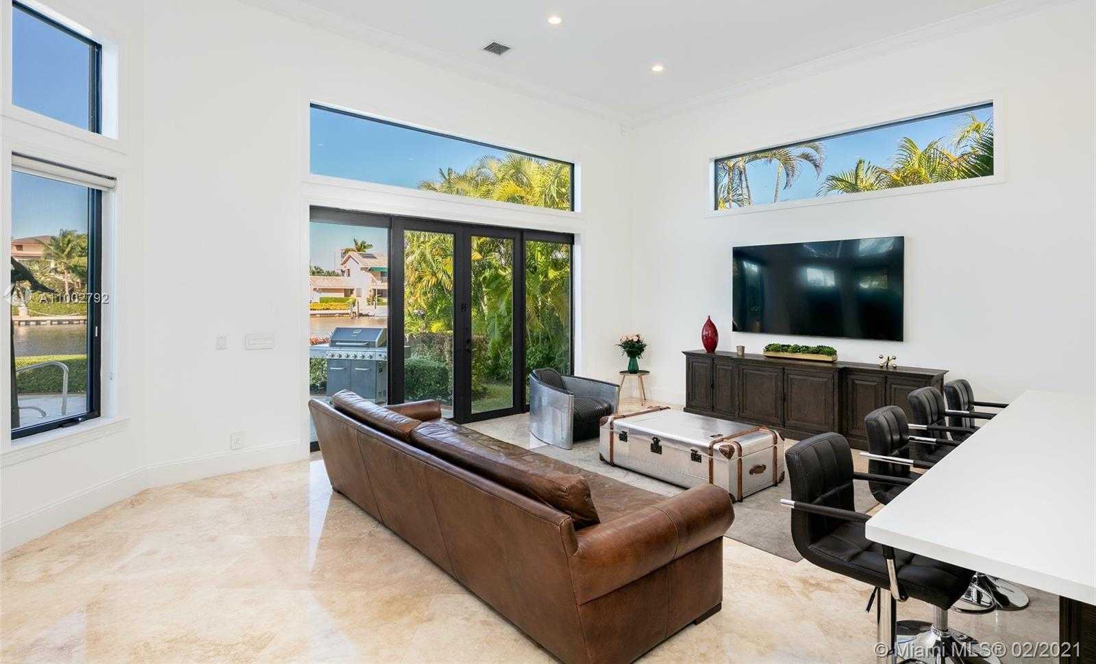 Small Image of 318 HOLIDAY DR, Hallandale Beach Number 6