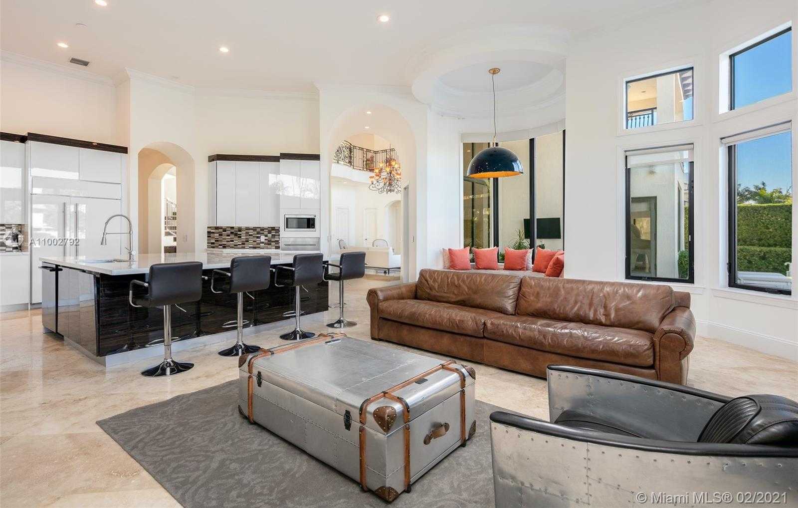 Small Image of 318 HOLIDAY DR, Hallandale Beach Number 7