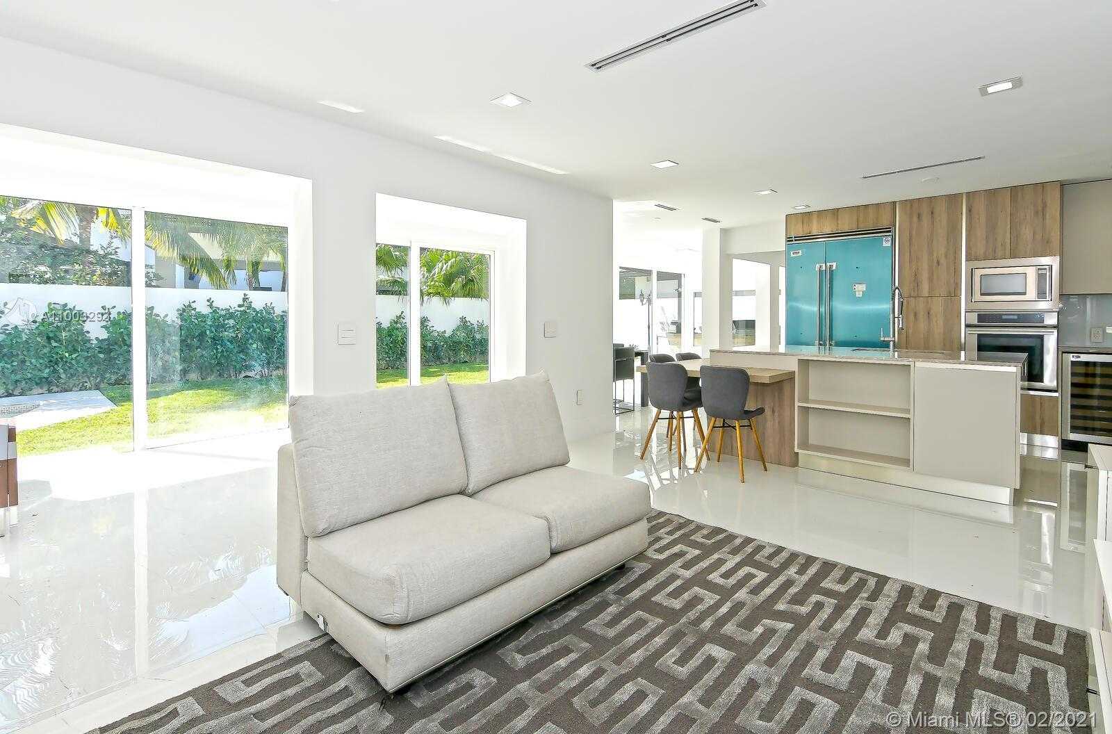 Small Image of 9457 NORTH WEST 54TH DORAL CIR LN, Doral Number 11