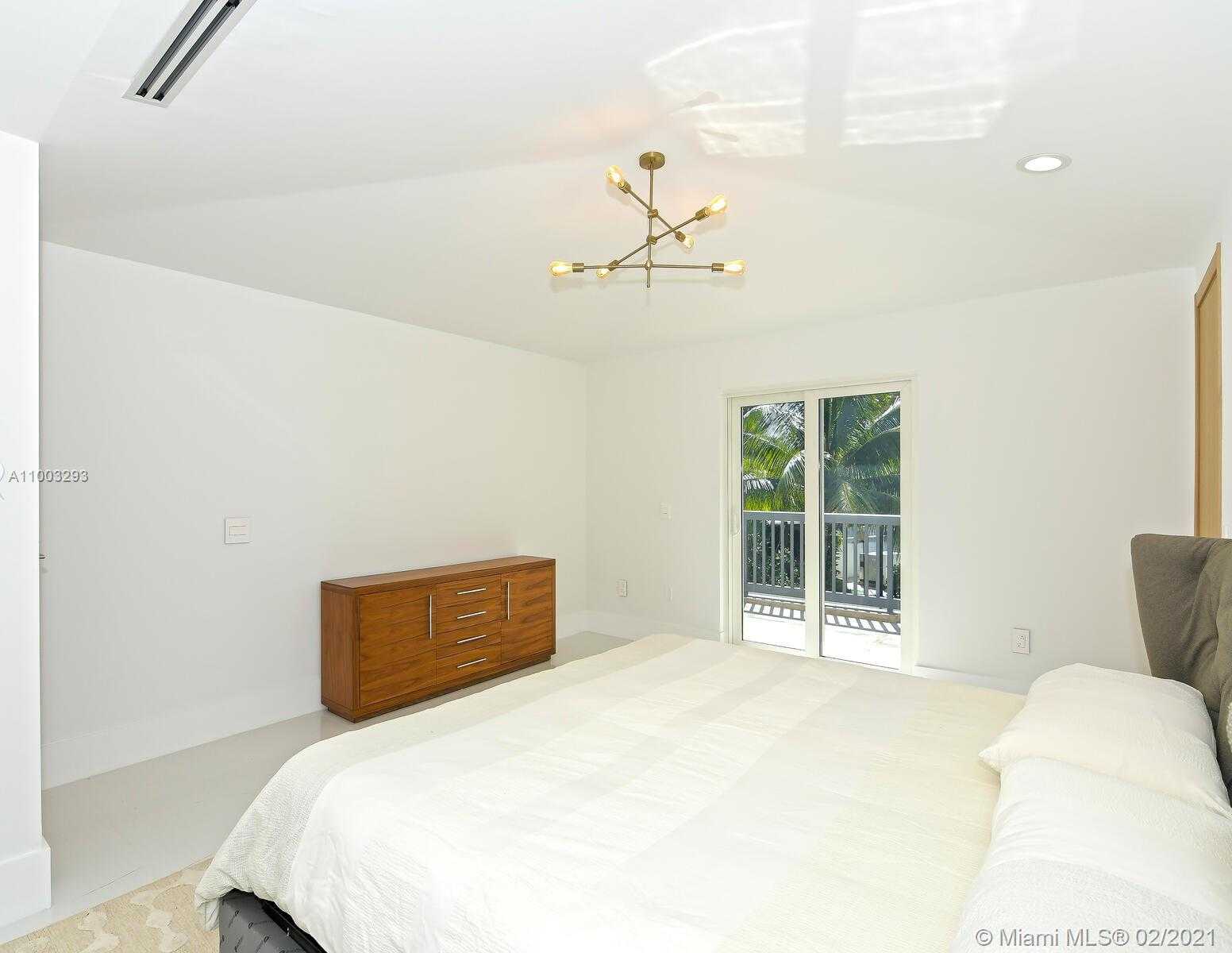 Small Image of 9457 NORTH WEST 54TH DORAL CIR LN, Doral Number 19
