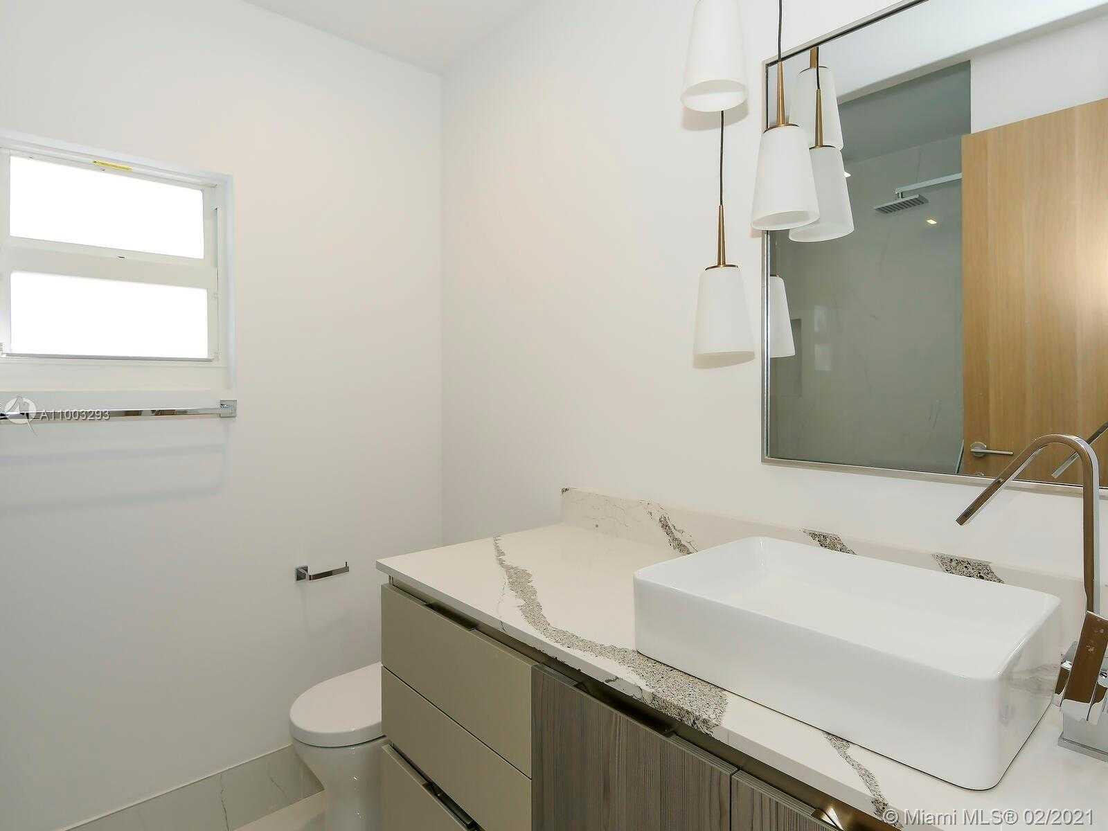 Small Image of 9457 NORTH WEST 54TH DORAL CIR LN, Doral Number 32