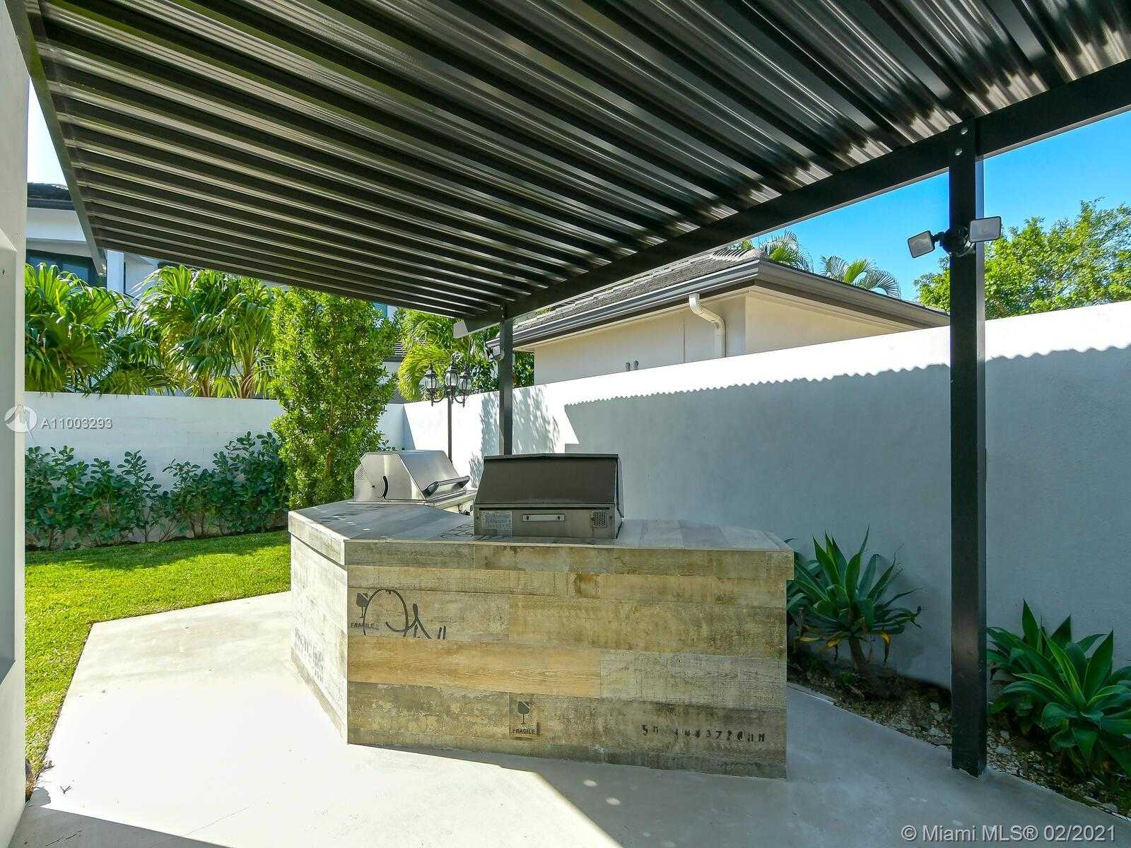 Small Image of 9457 NORTH WEST 54TH DORAL CIR LN, Doral Number 42
