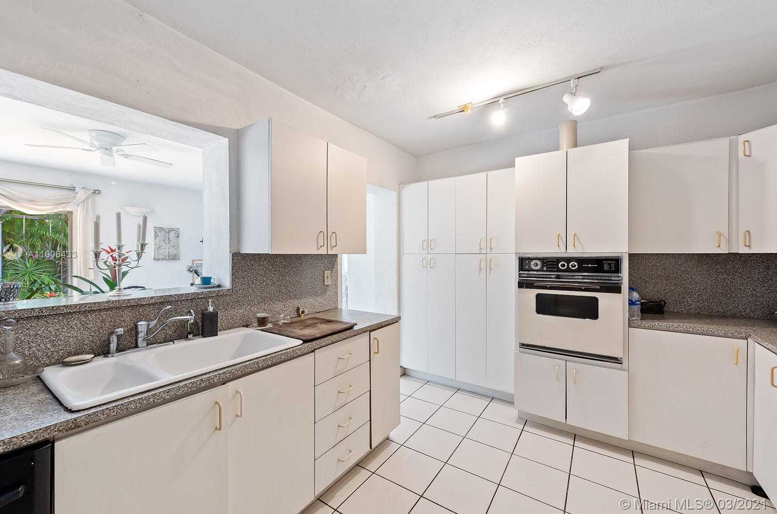 Small Image of 230 BUTTONWOOD DR, Key Biscayne Number 10