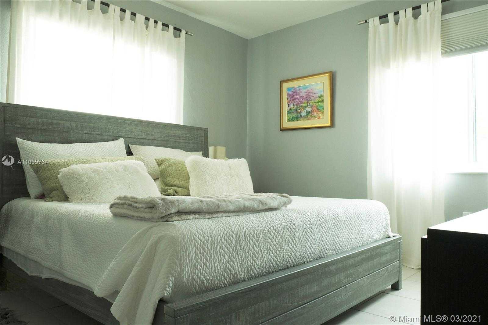 Small Image of 7528 HISPANOLA AVE, North Bay Village Number 14