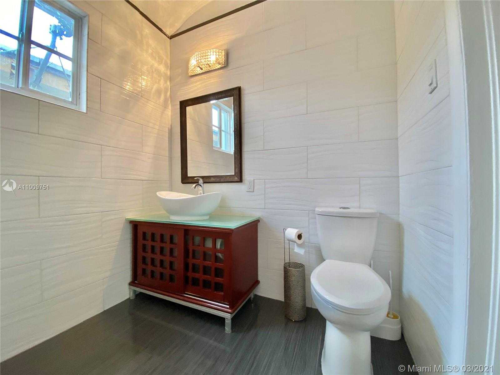 Small Image of 626 NE 4th Ct., Hallandale Beach, FL 33009, USA Number 6