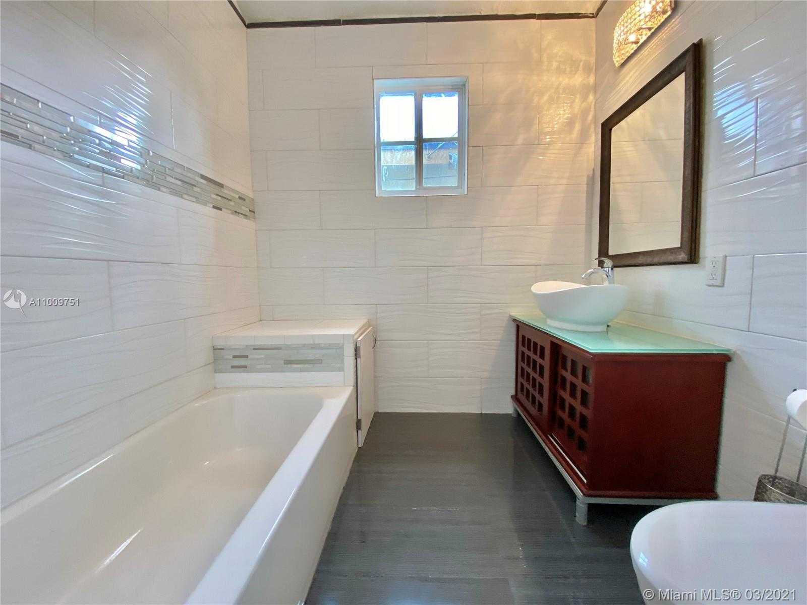 Small Image of 626 NE 4th Ct., Hallandale Beach, FL 33009, USA Number 8