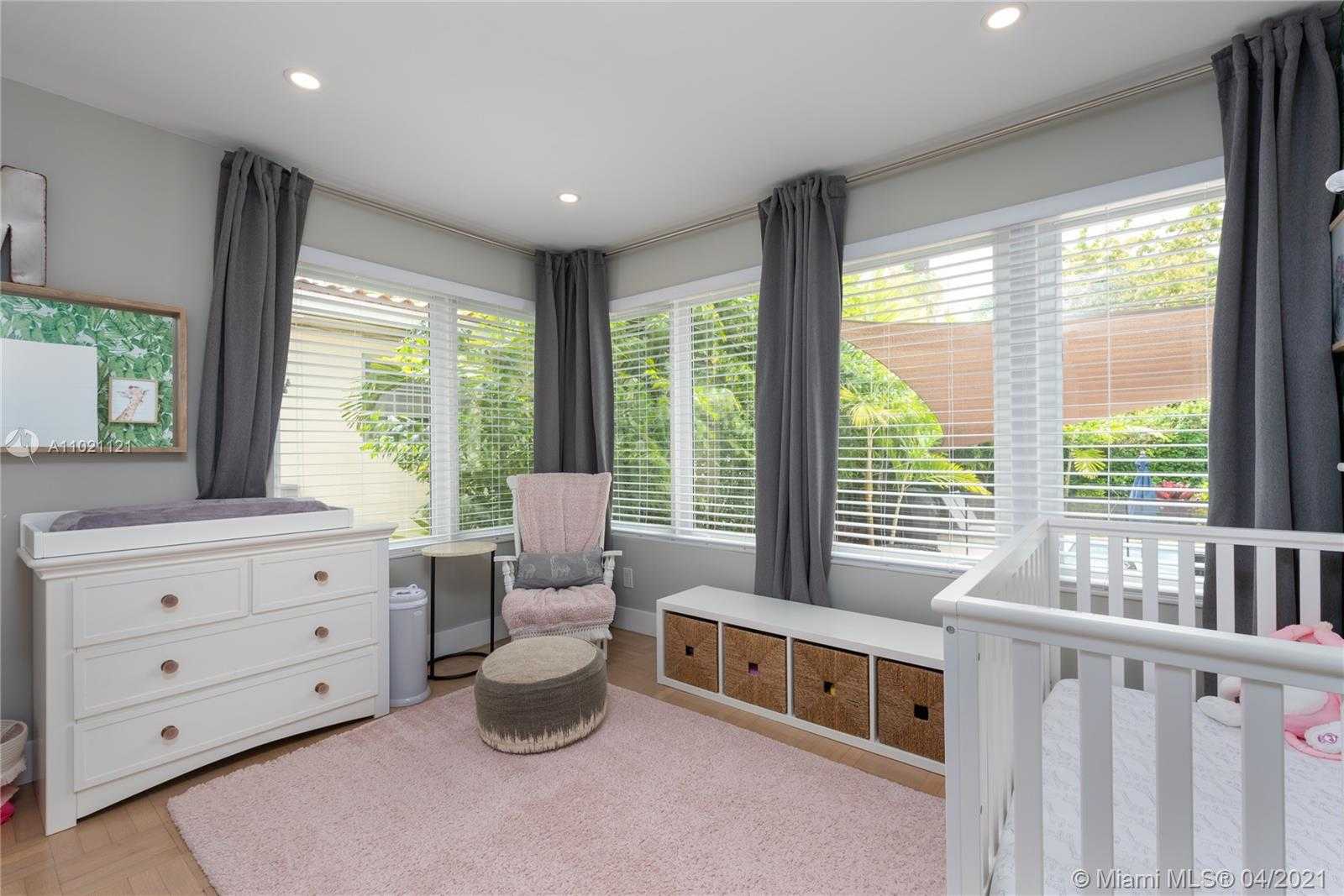 Small Image of 708 MAJORCA AVE, Coral Gables Number 22